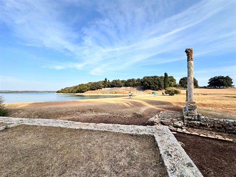 Passeggiando tra le rovine romane di Brioni, col mare davanti.