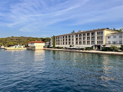 Pomeriggio dorato sul lungomare di Opatija, tra caffè e mare azzurro.