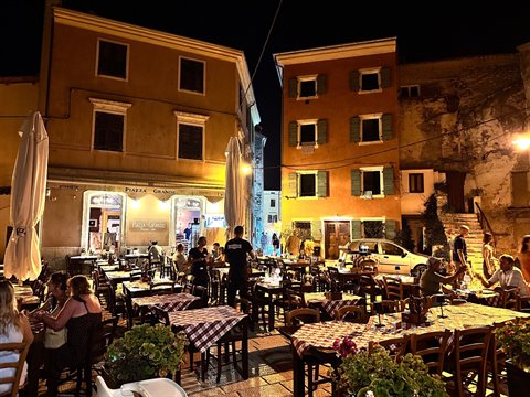 Cena all'aperto in Piazza Grande, IS Grove, sotto le luci calde della sera