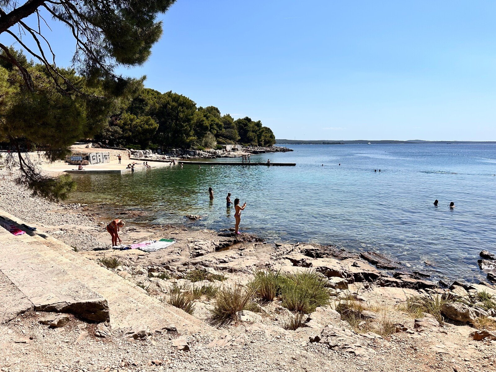 Un tuffo nelle acque cristalline di una caleta adriatica, giornata perfetta.