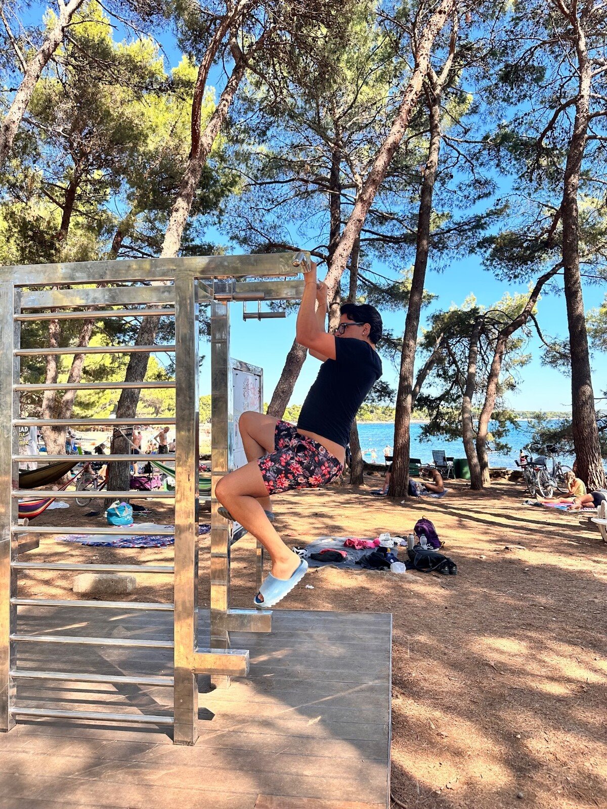 Addio alle trazioni tra i pini, con il mare che ci saluta.