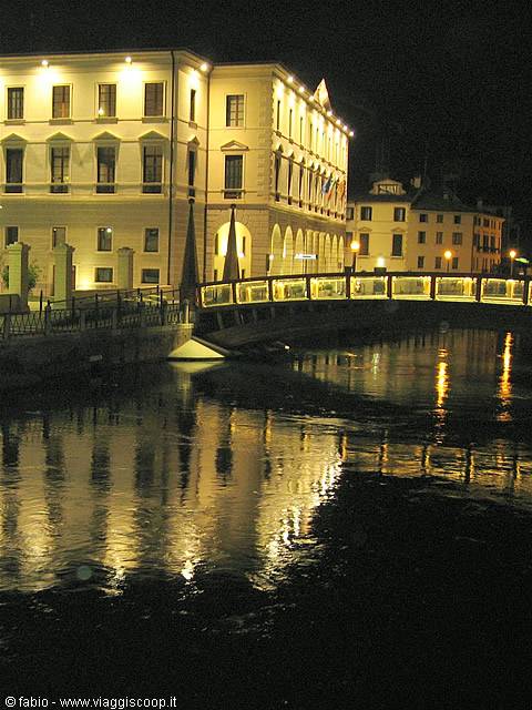 università by night