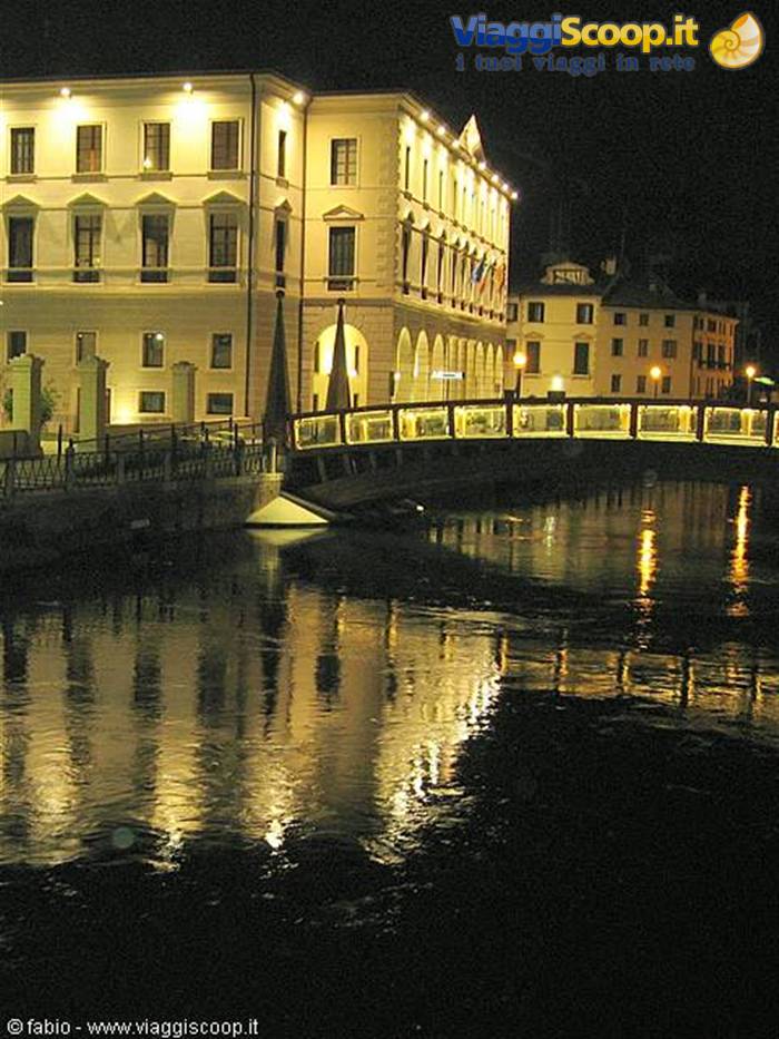 università by night