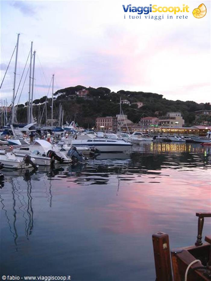 barche nel porto azzurro