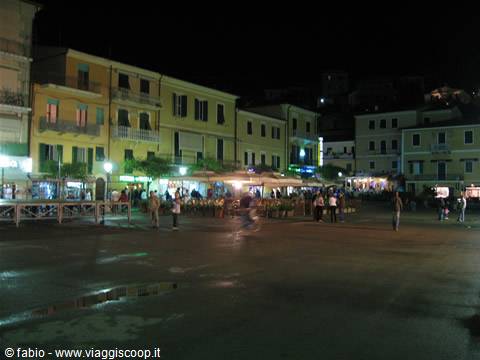la piazza by night