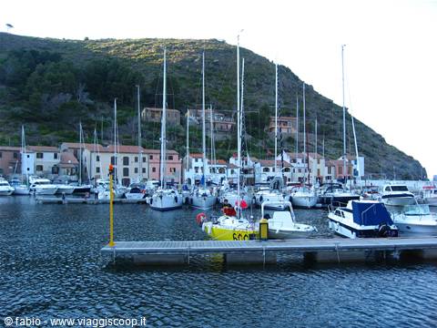 l'entrata del piccolo porto di capraia