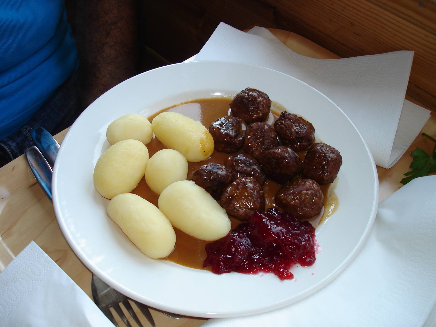 Piatto tipico svedese: polpette con marmellata di mirtili