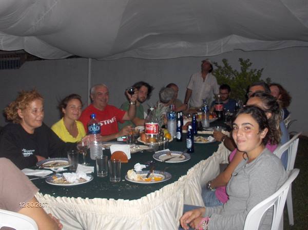 cena tra turisti nel giardino della posada