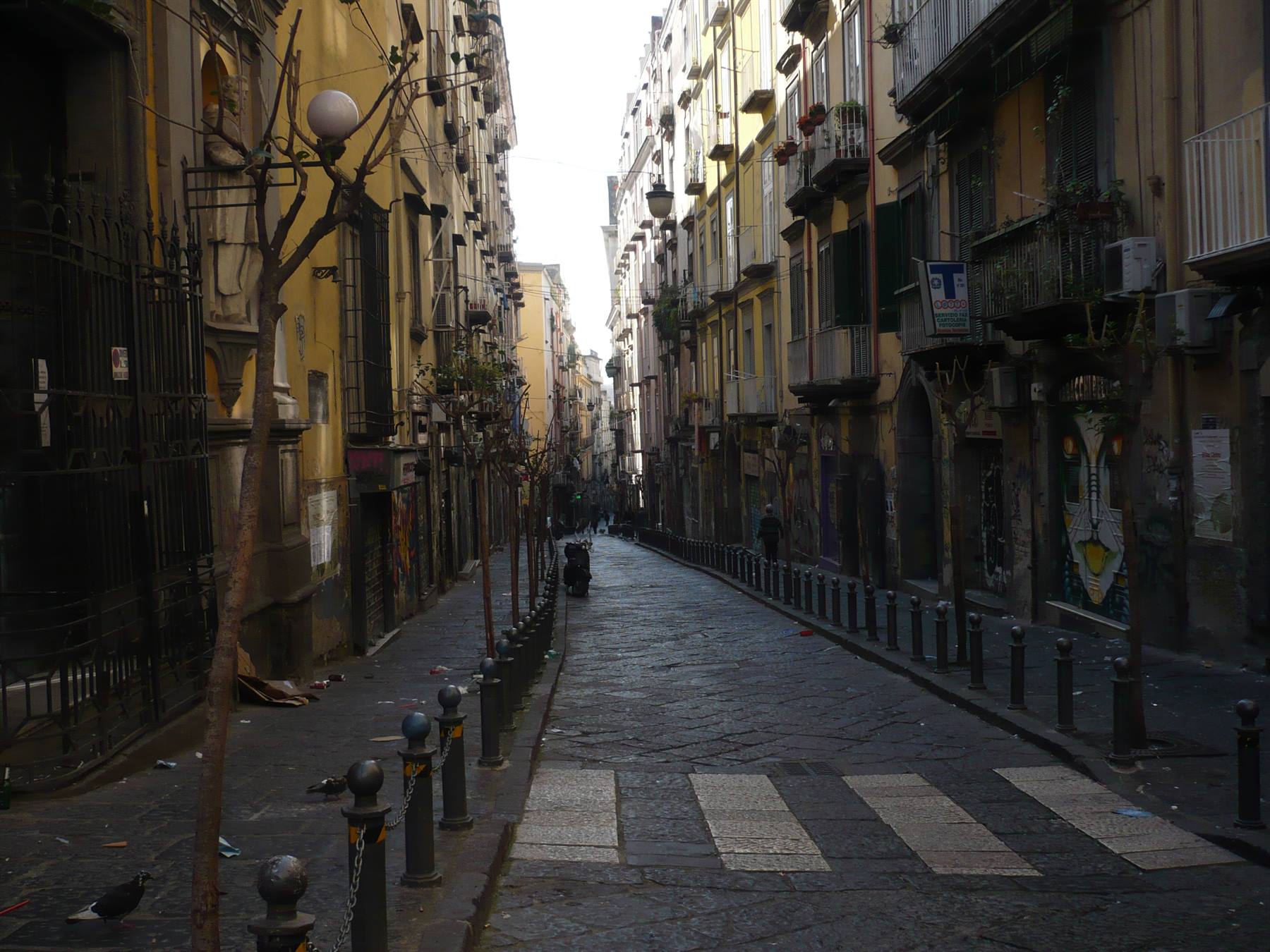 una via dei quartieri spagnoli