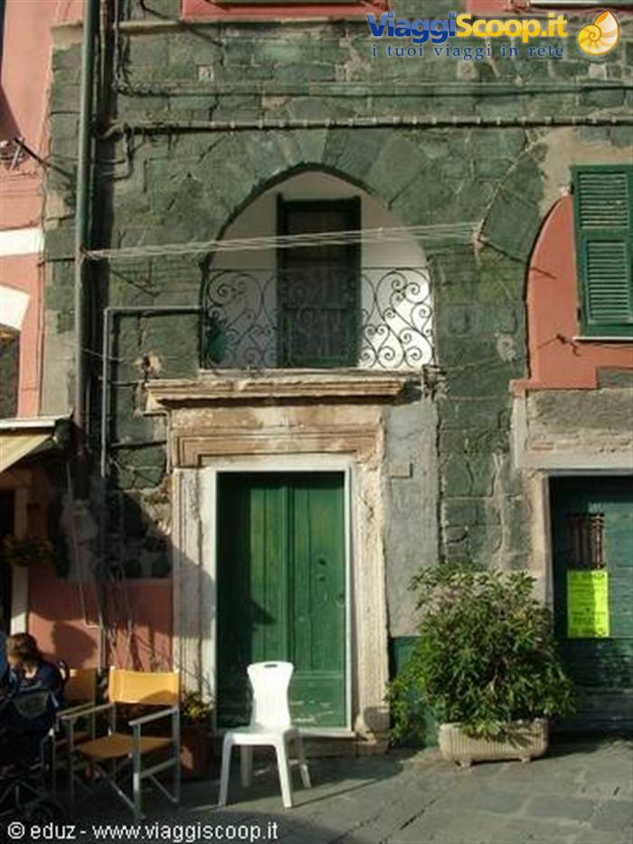 Vernazza - La facciata di una casa sul porto