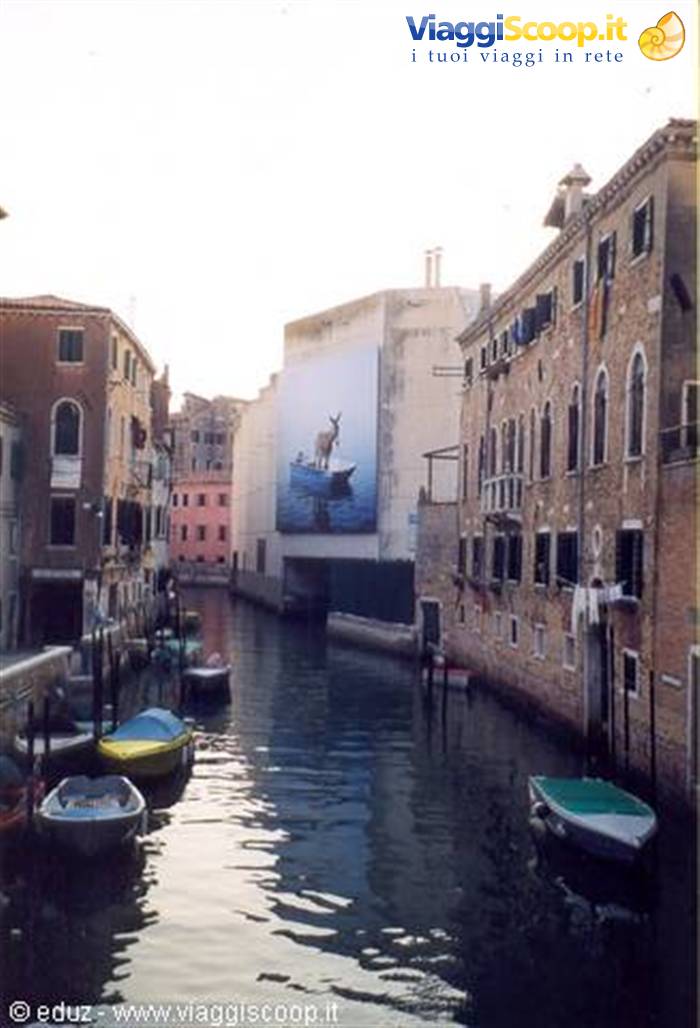 Venezia - Murales della Biennale 2003 sui canali