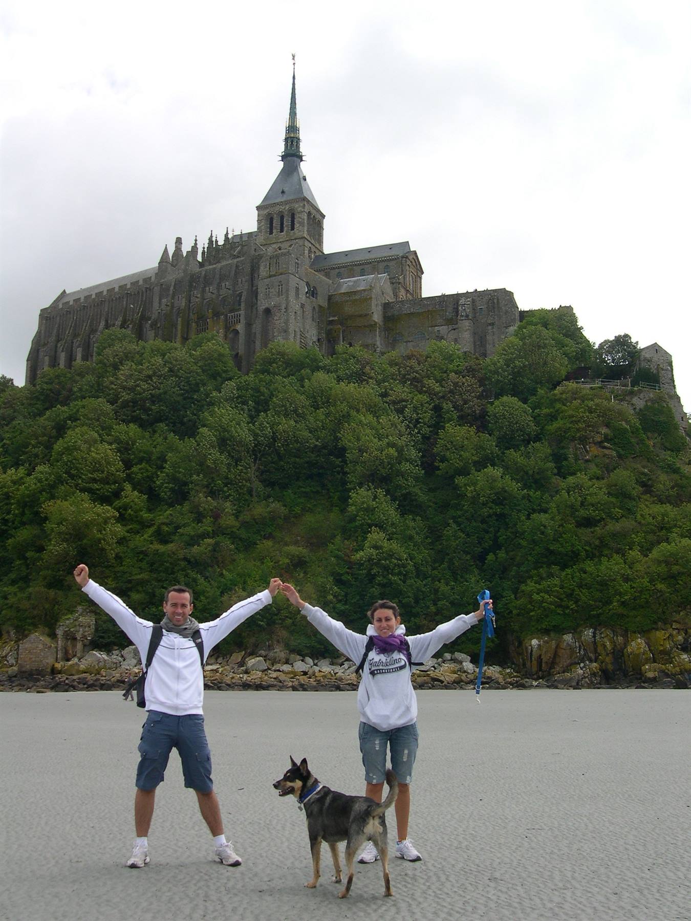SOTTO MONT SAINT MICHEL CON LA BASSA MAREA . . . SPETTACOLARE ! ! ! (BASSA NORMANDIA)