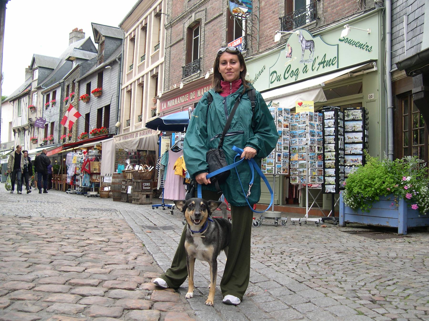 A SPASSO CON LUCKY LUNGO LE VIE DI HONFLEUR (BASSA NORMANDIA)