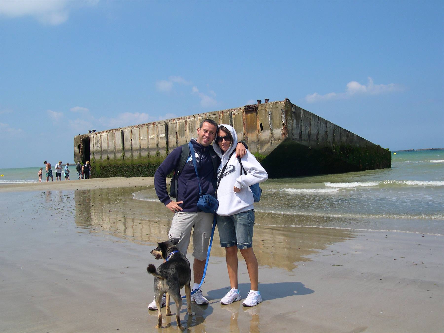 PARTE DI PONTE ARENATO SULLA SPIAGGI DI ARROMANCHES (BASSA NORMANDIA)