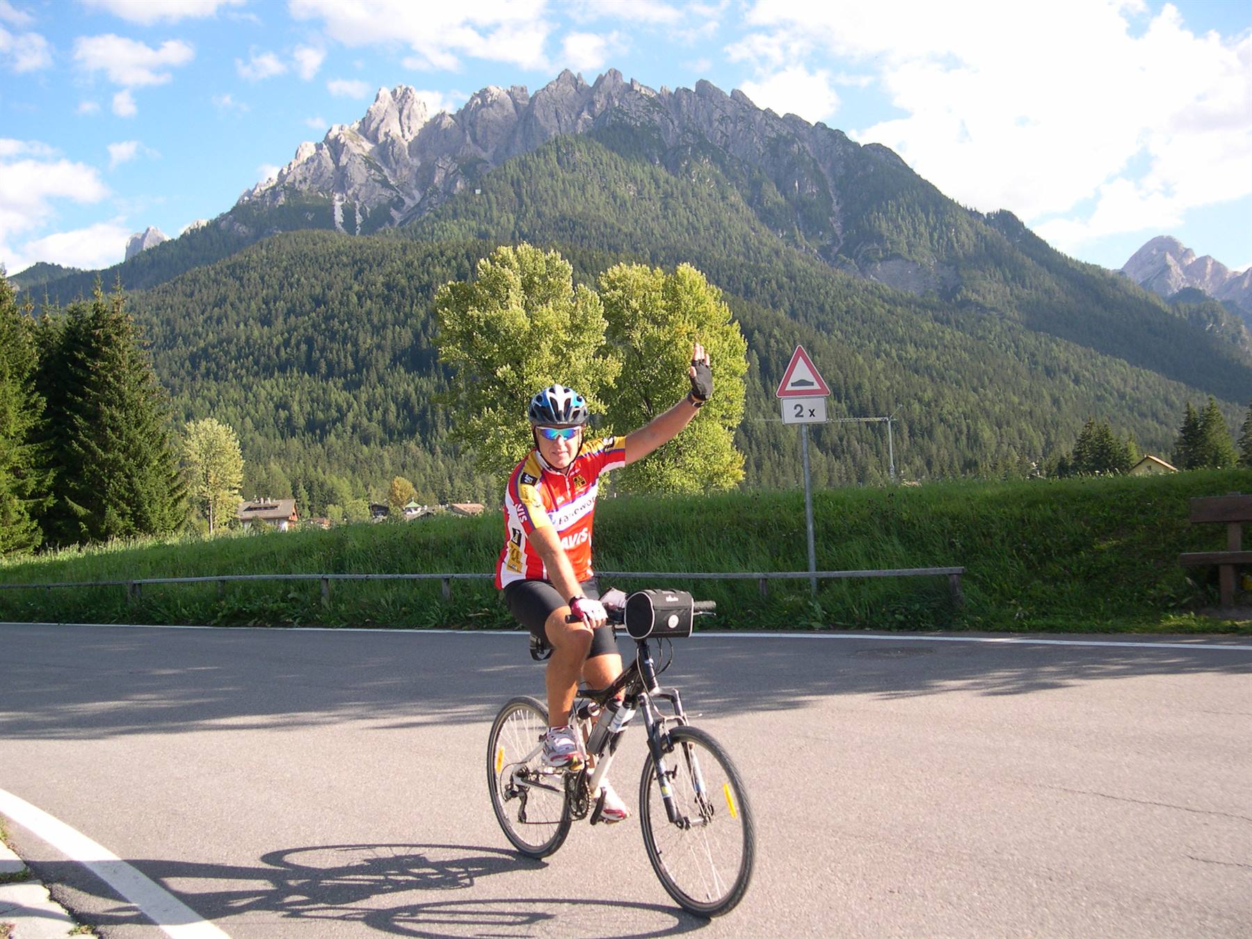 SI PEDALA TRA LE ALTE MONTAGNE, IMMERSI NEL VERDE