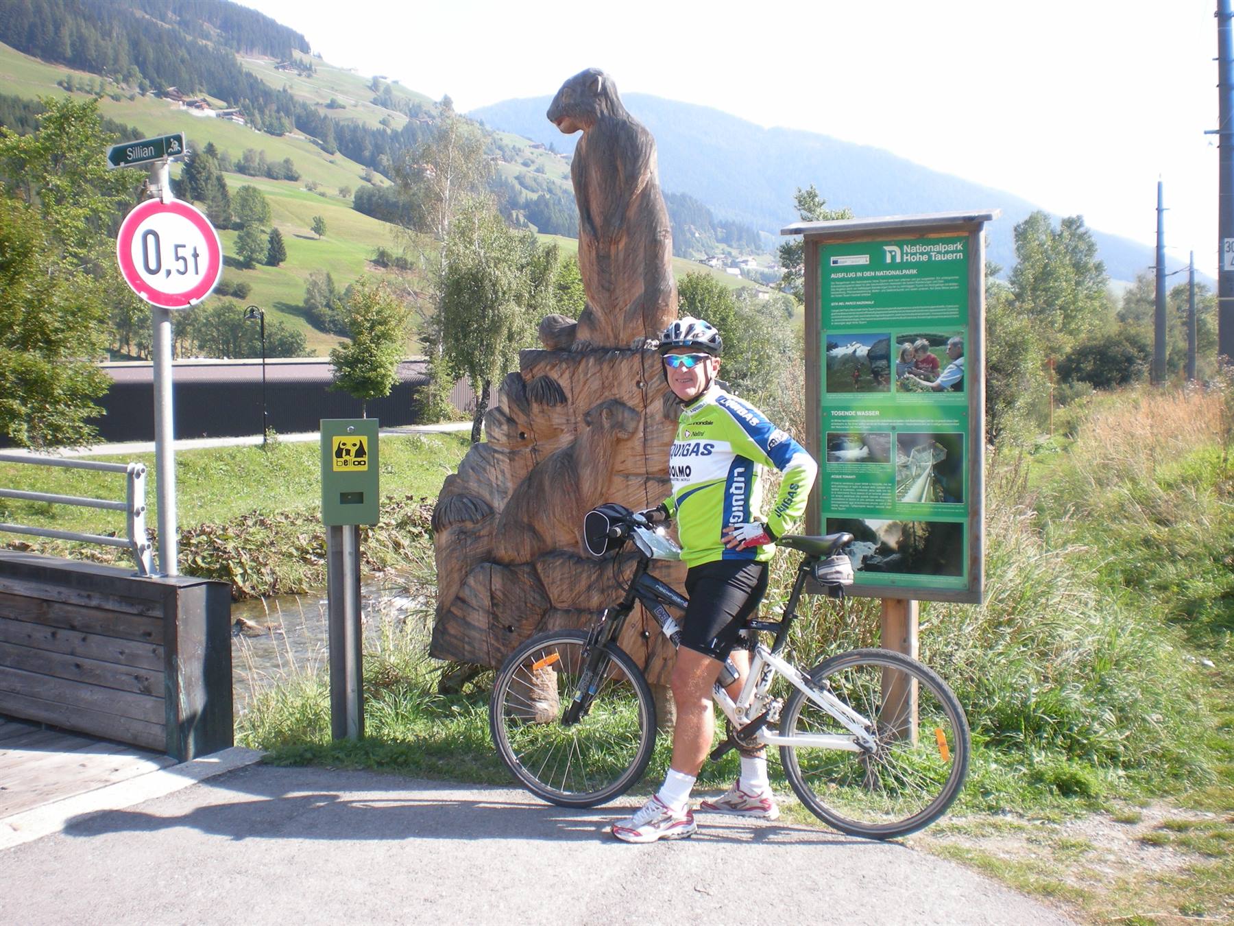 SCULTURE IN LEGNO LUNGO LA PISTA CICLABILE PER LIENZ