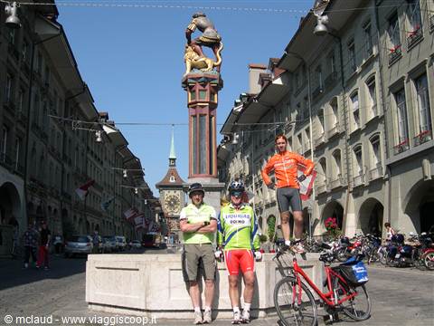 SULLA VIA PRINCIPALE DELLA CAPITALE SVIZZERA . . . BERNA