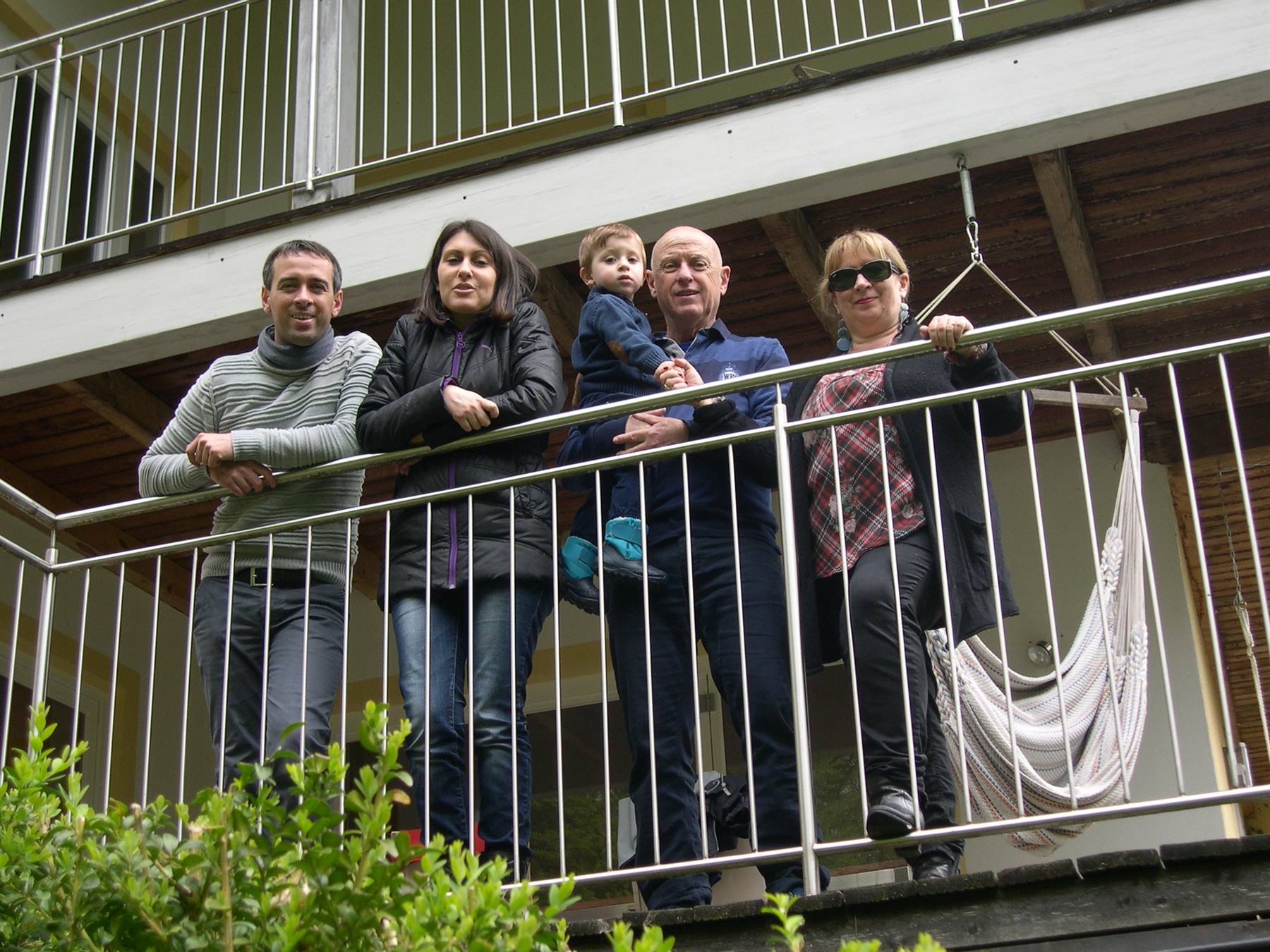 AFFACCIATI IN BALACONE NELLA CASA DI PFARRIKIRCHEN