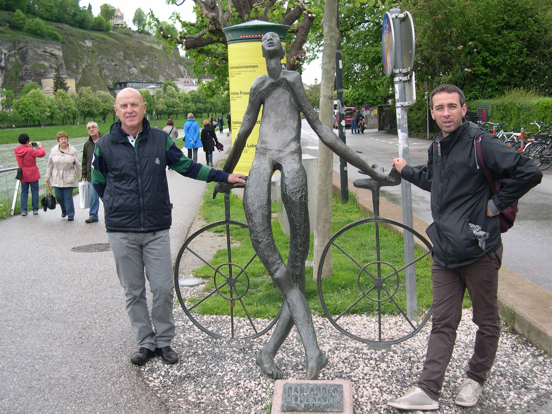 LA PROSSIMA VOLTA TORNEREMO PER UNA FOTO CON LE NOSTRE  BICI . . .  