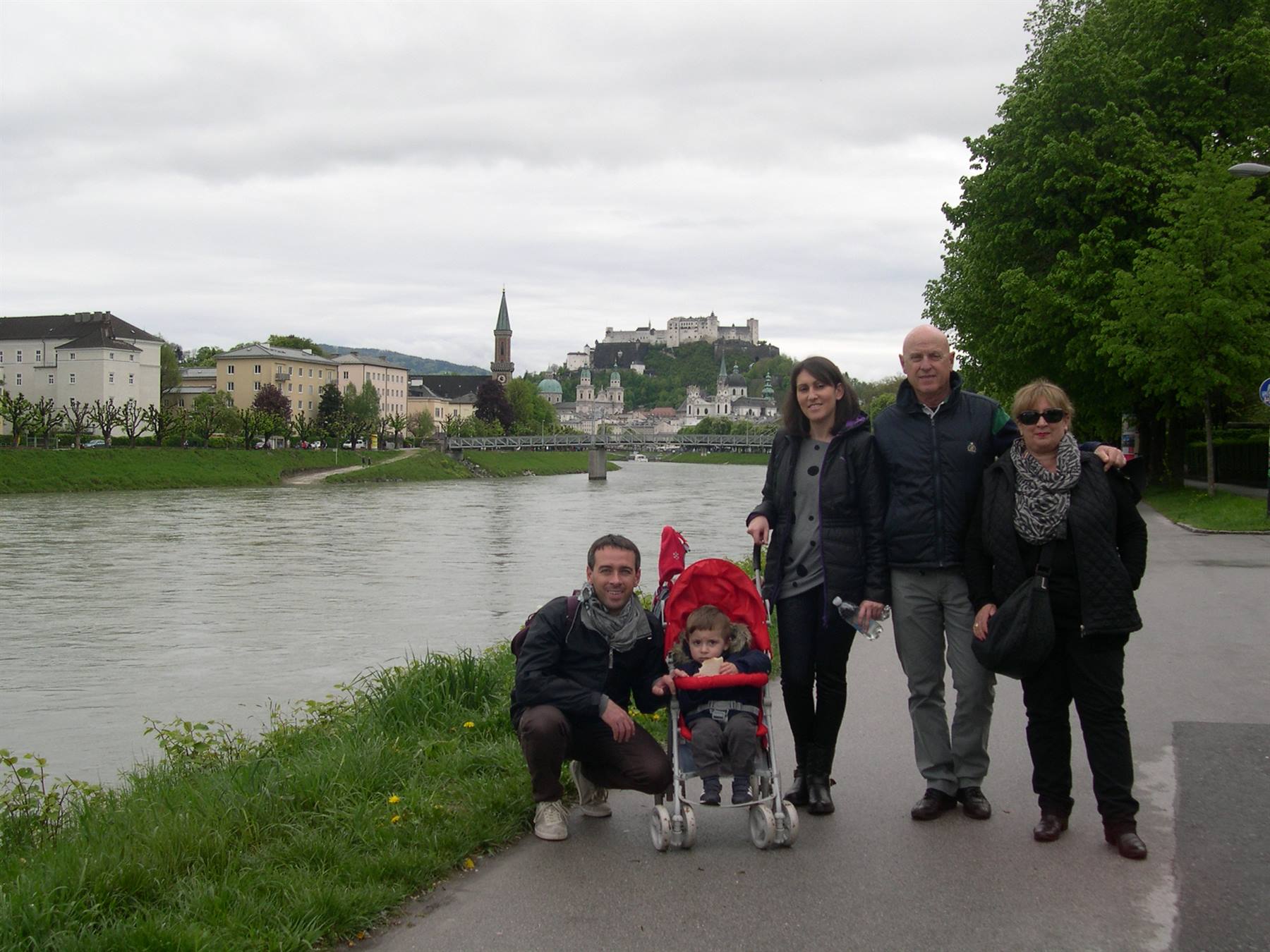 LUNGO IL FIUME SALZACH NEL CUORE DI SALISBURGO . . .