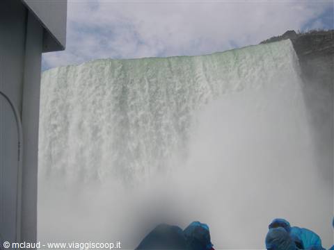 SOTTO L'ENORME CASCATA