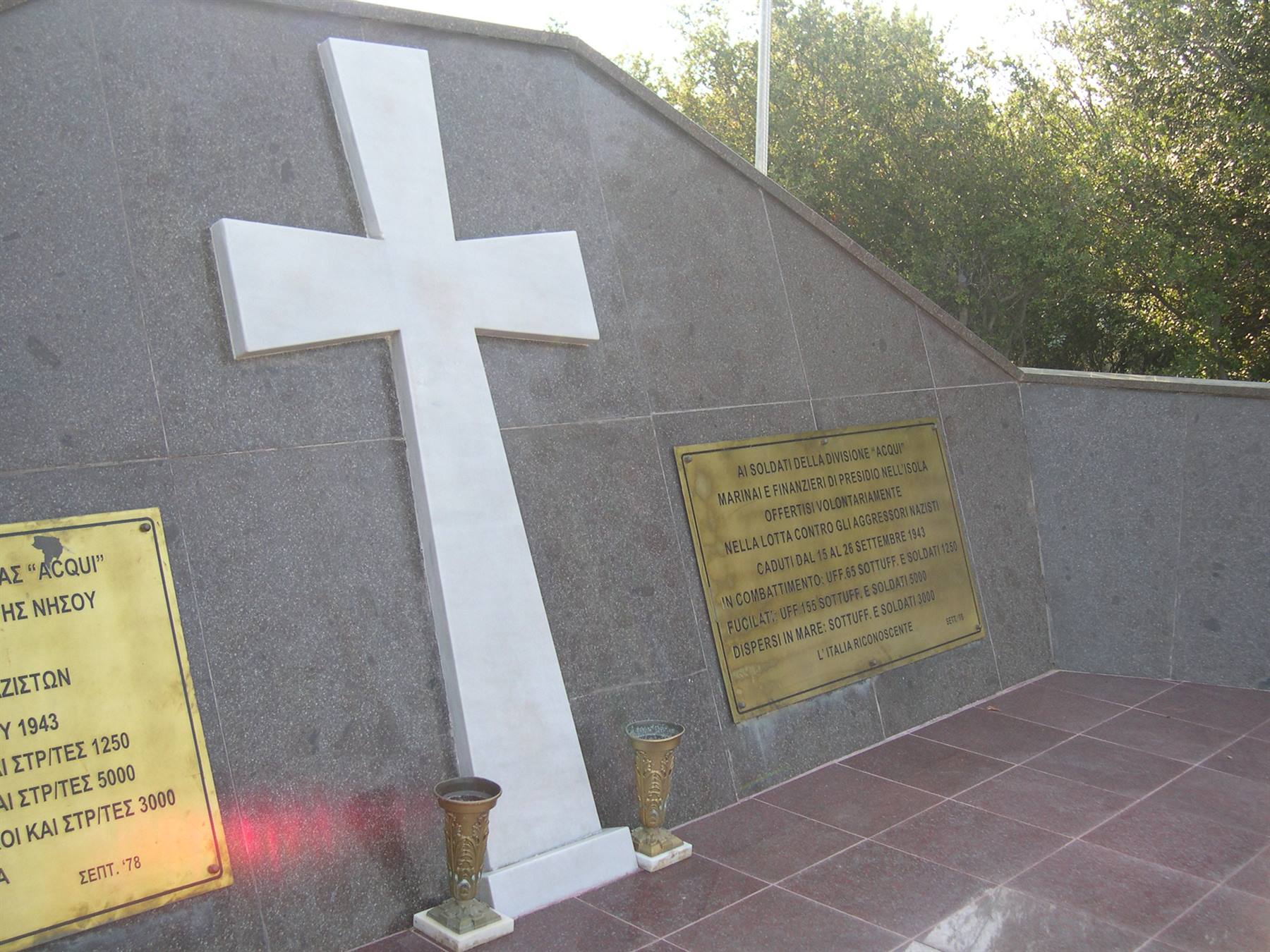 LA TARGA COMMEMORATIVA AI CIRCA 10.000 SOLDATI ITALIANI UCCISI NEL 1943