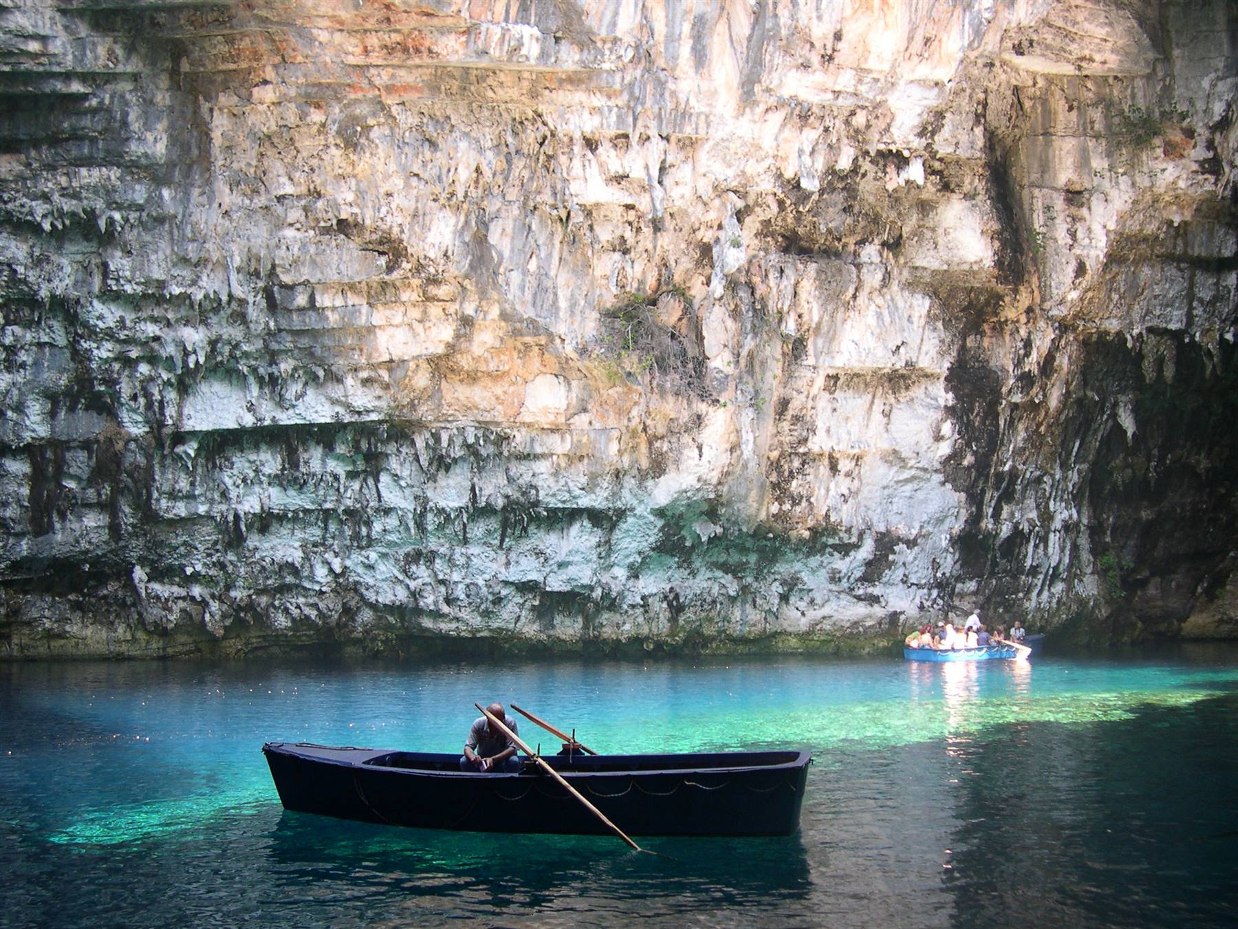 LO SPLENDIDO LAGO SOTTERRANEO DI MELISSANI VISTO DALLA NOSTRA BARCA