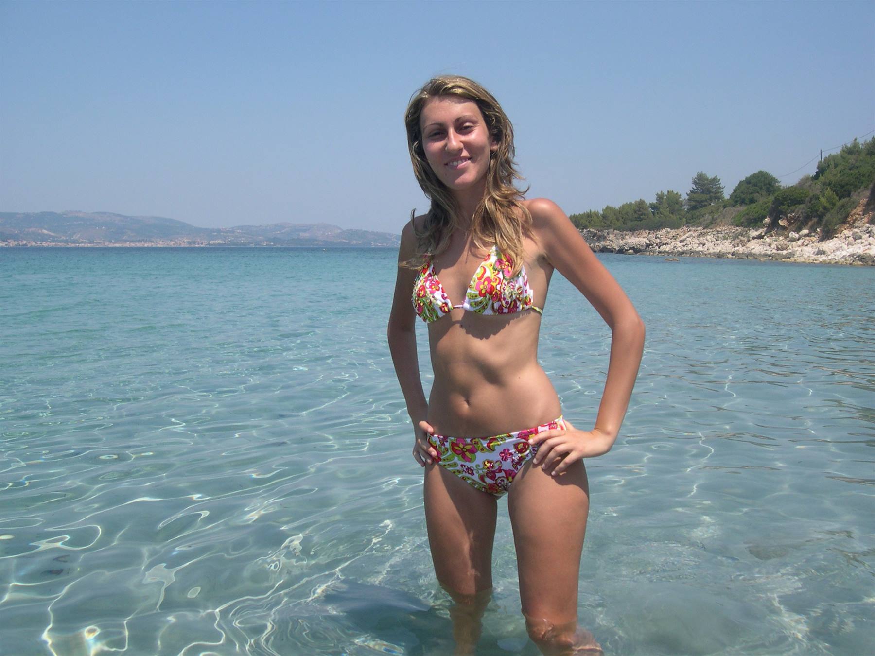 VALENTINA NEI LIMPIDI MARI DELLA GRECIA
