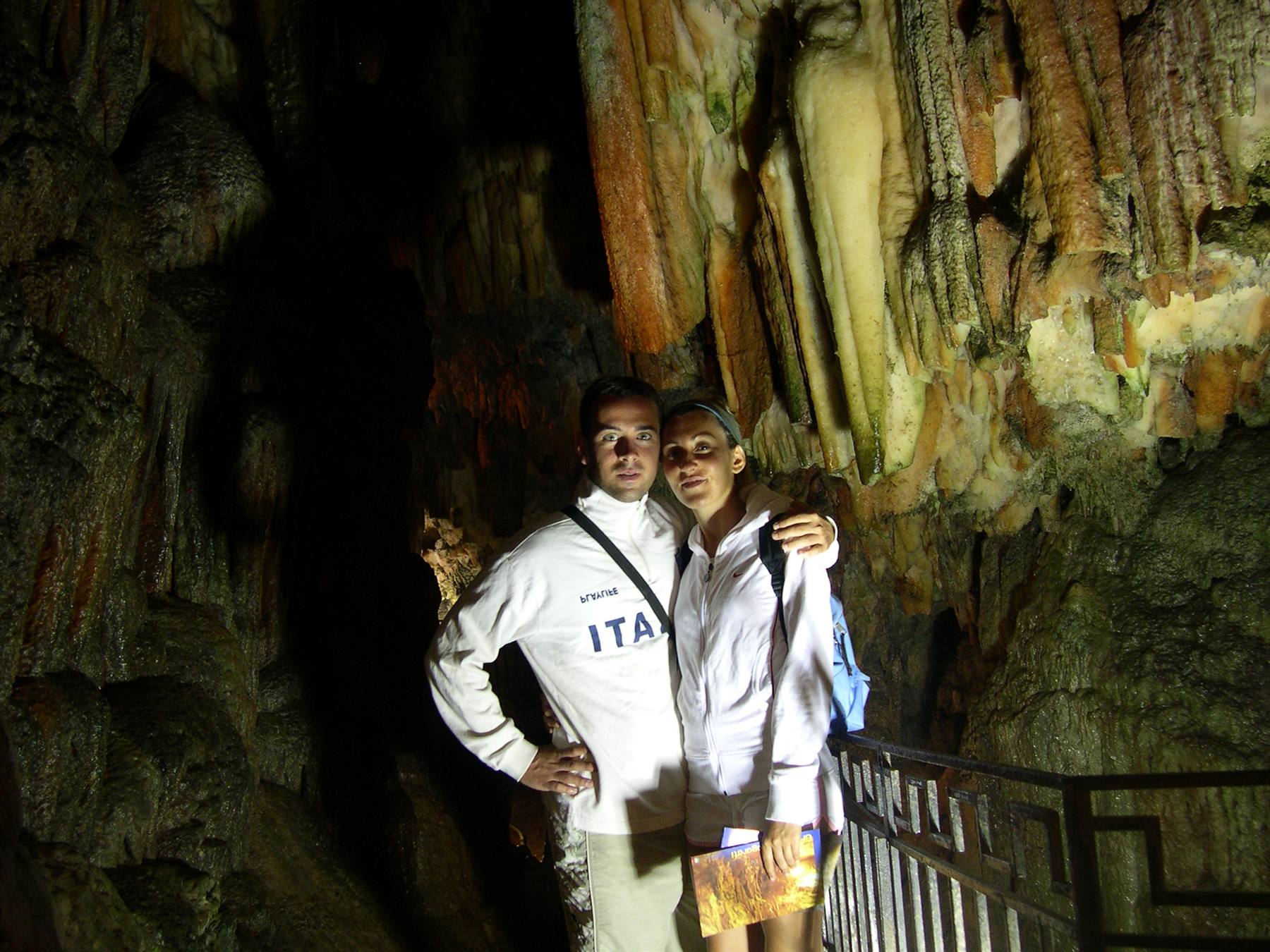 FOTO DI COPPIA DENTRO LA GROTTA
