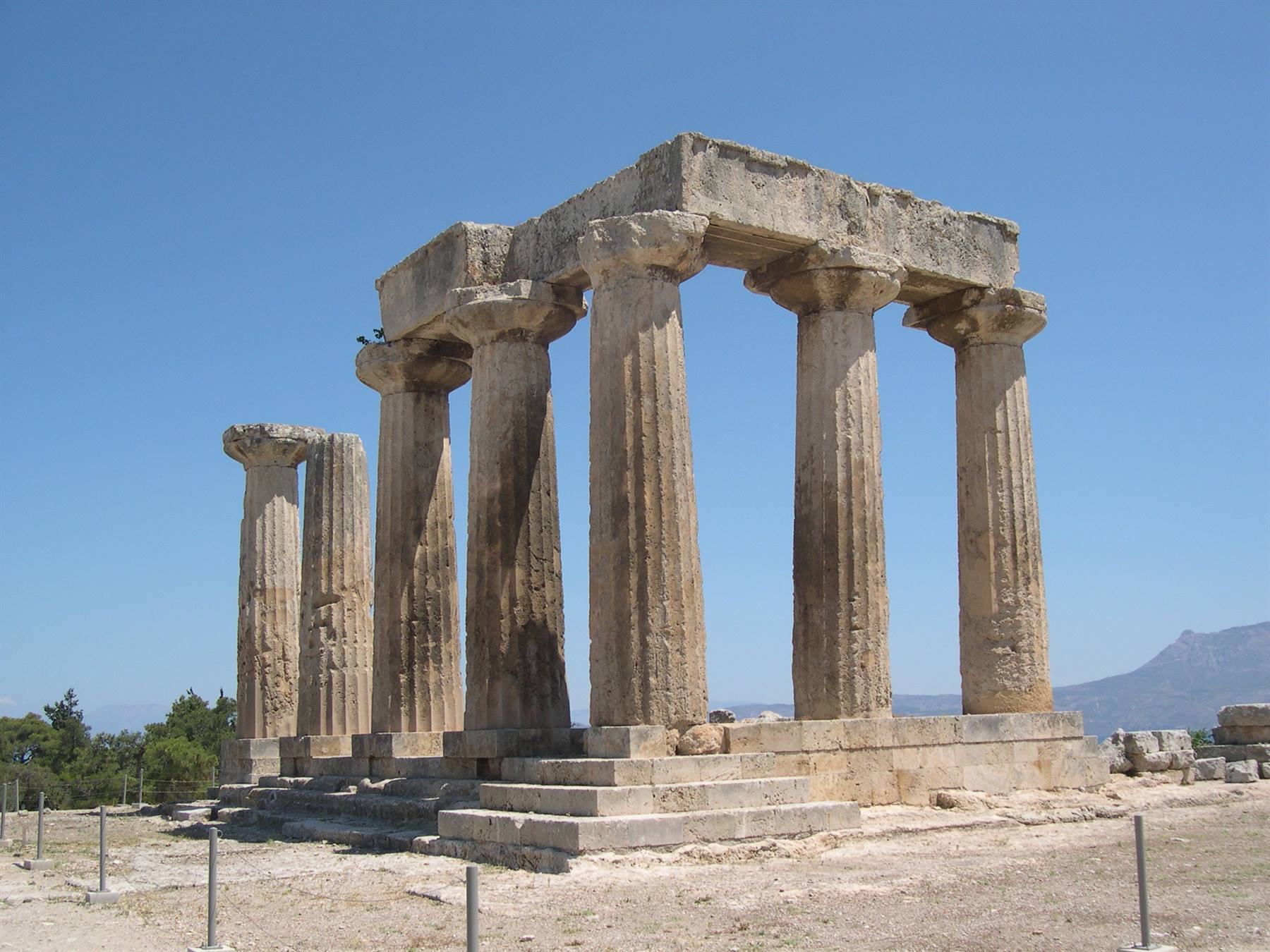 IL SIMBOLO DI CORINTO. . .  IL TEMPIO DI APOLLO