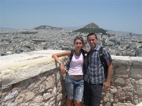 CLAUDIO E VALE NELL'ANTICO CUORE DI ATENE