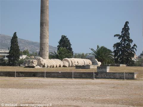 UNA COLONNA SEZIONATA ALL' INGRESSO DELL'AREA ARCHEOLOGICA