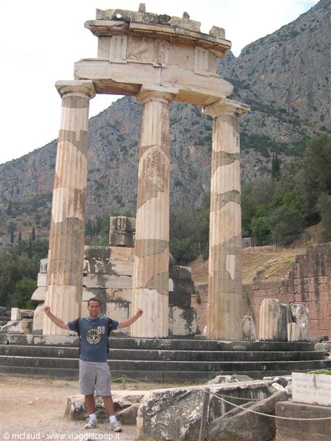 AI PIEDI DEL TEMPIO DI ATENA