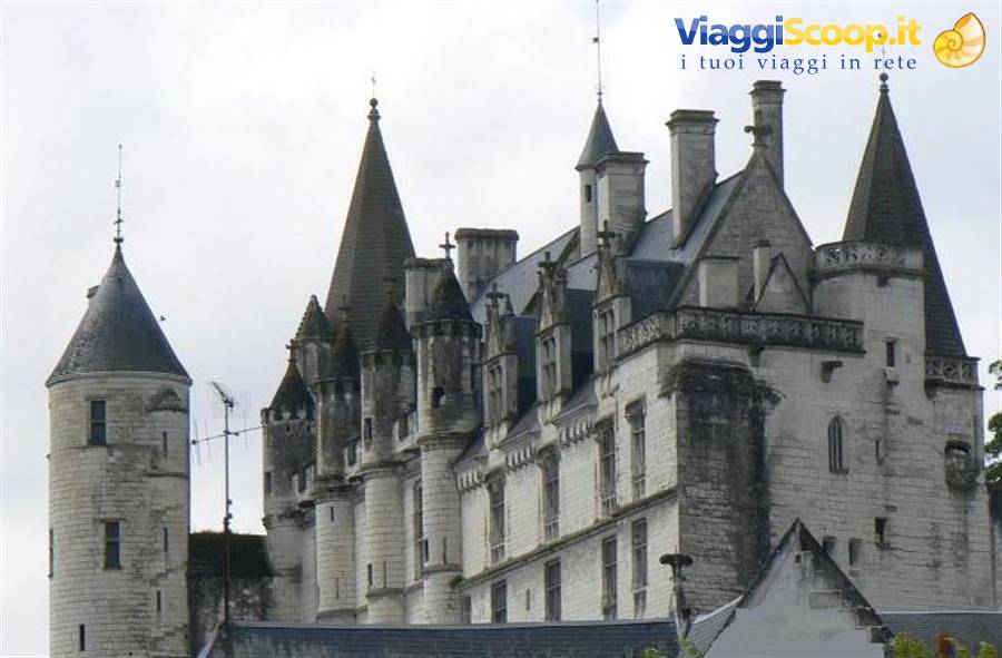 LOCHES