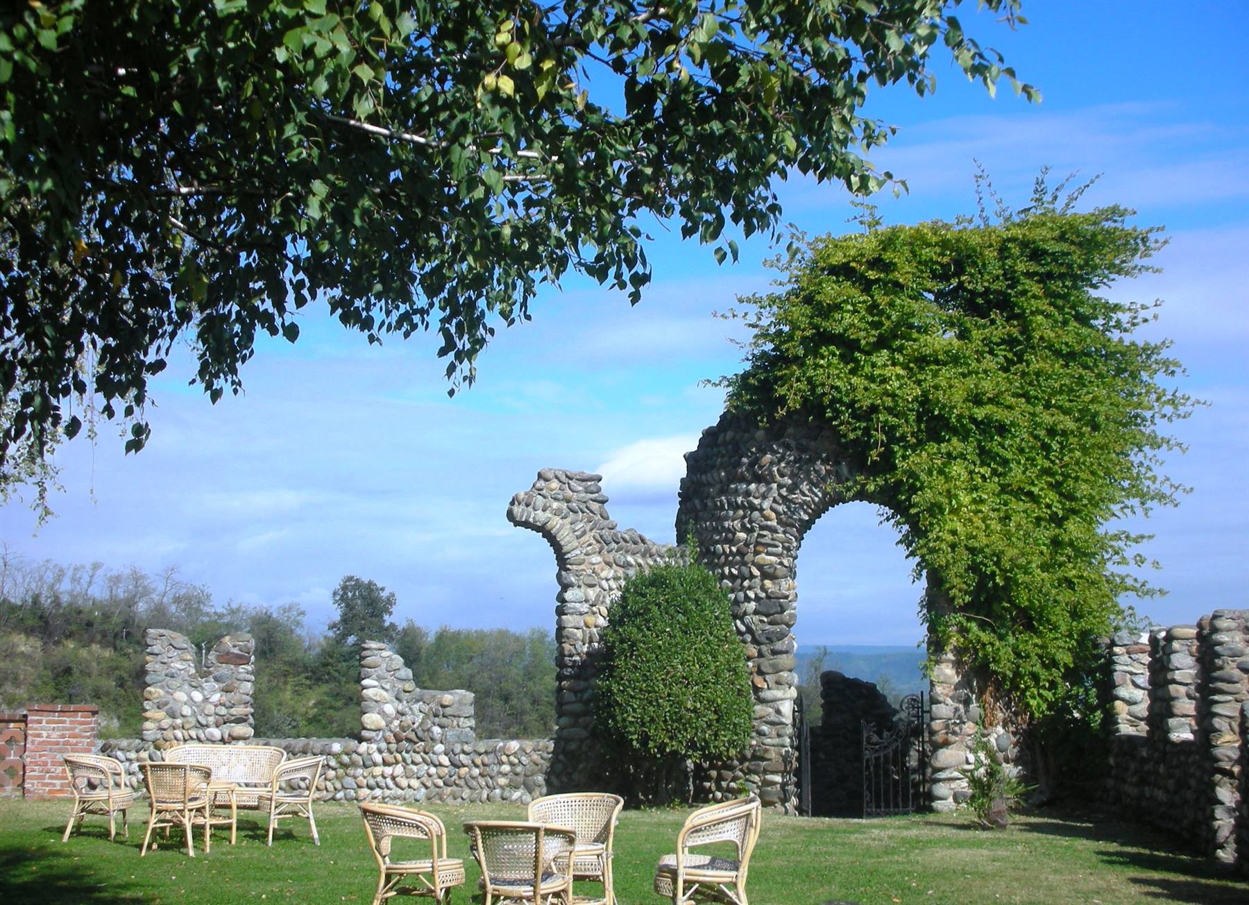 giardino fronte castello