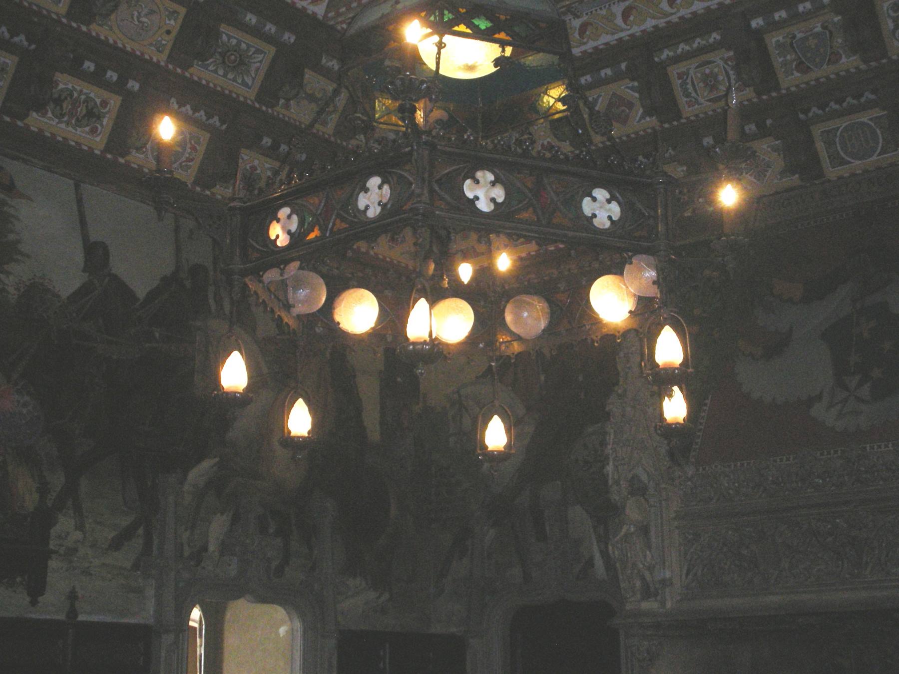 lampadario sala interna del castello