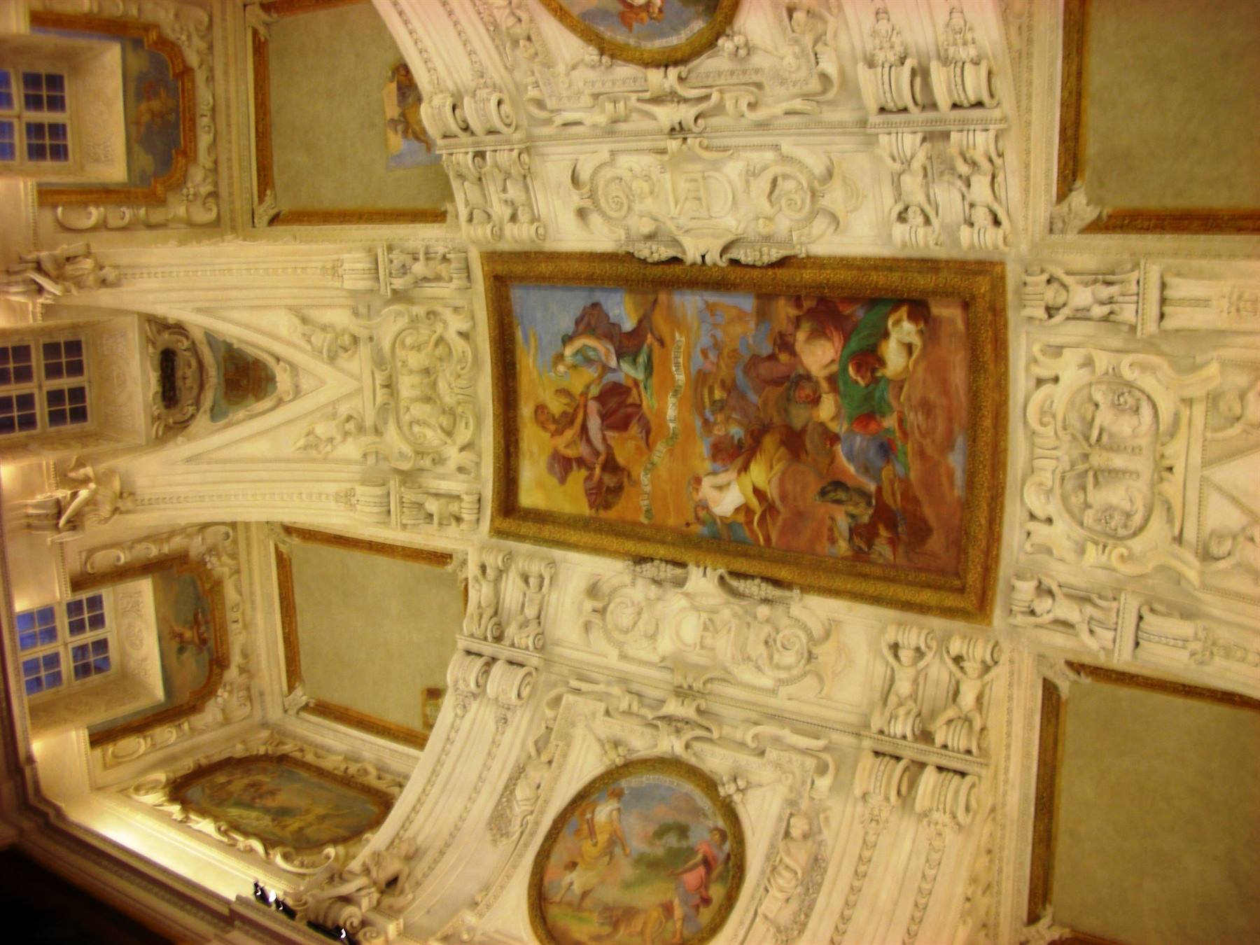 soffitto interno palazzo reale