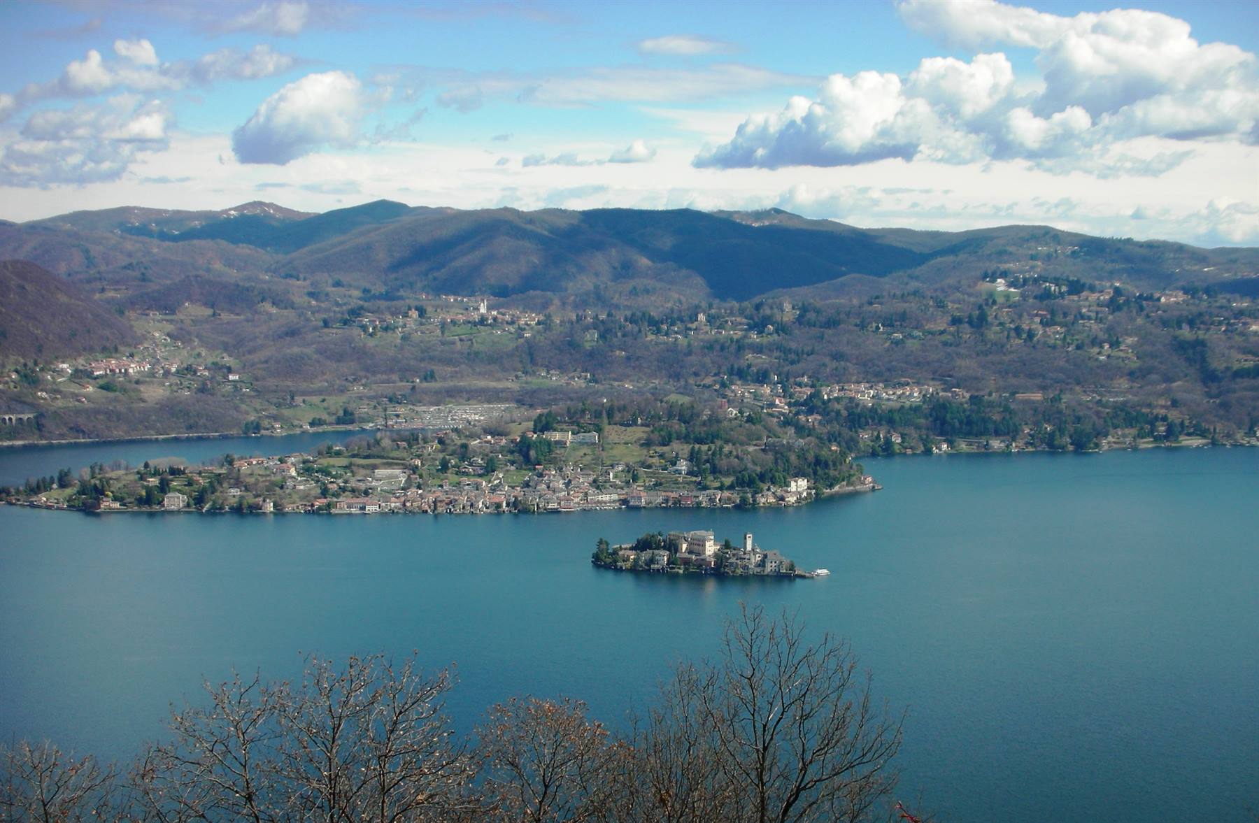 veduta panoramica dal terrazzo dell'hotel verso il lago
