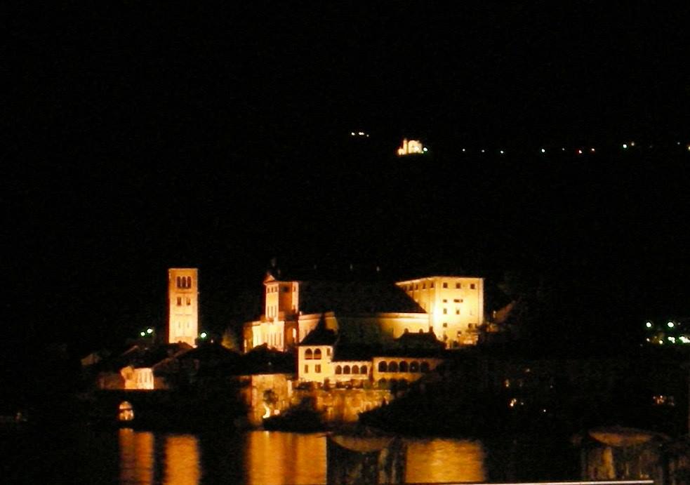 isola di s.giulio di notte da orta