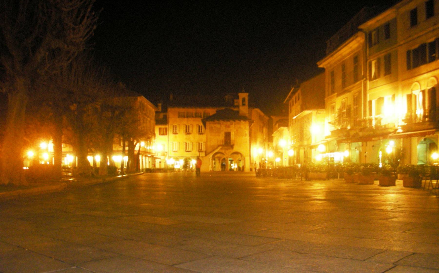 p.zza motta di orta s.giulio di notte, borgo medievale