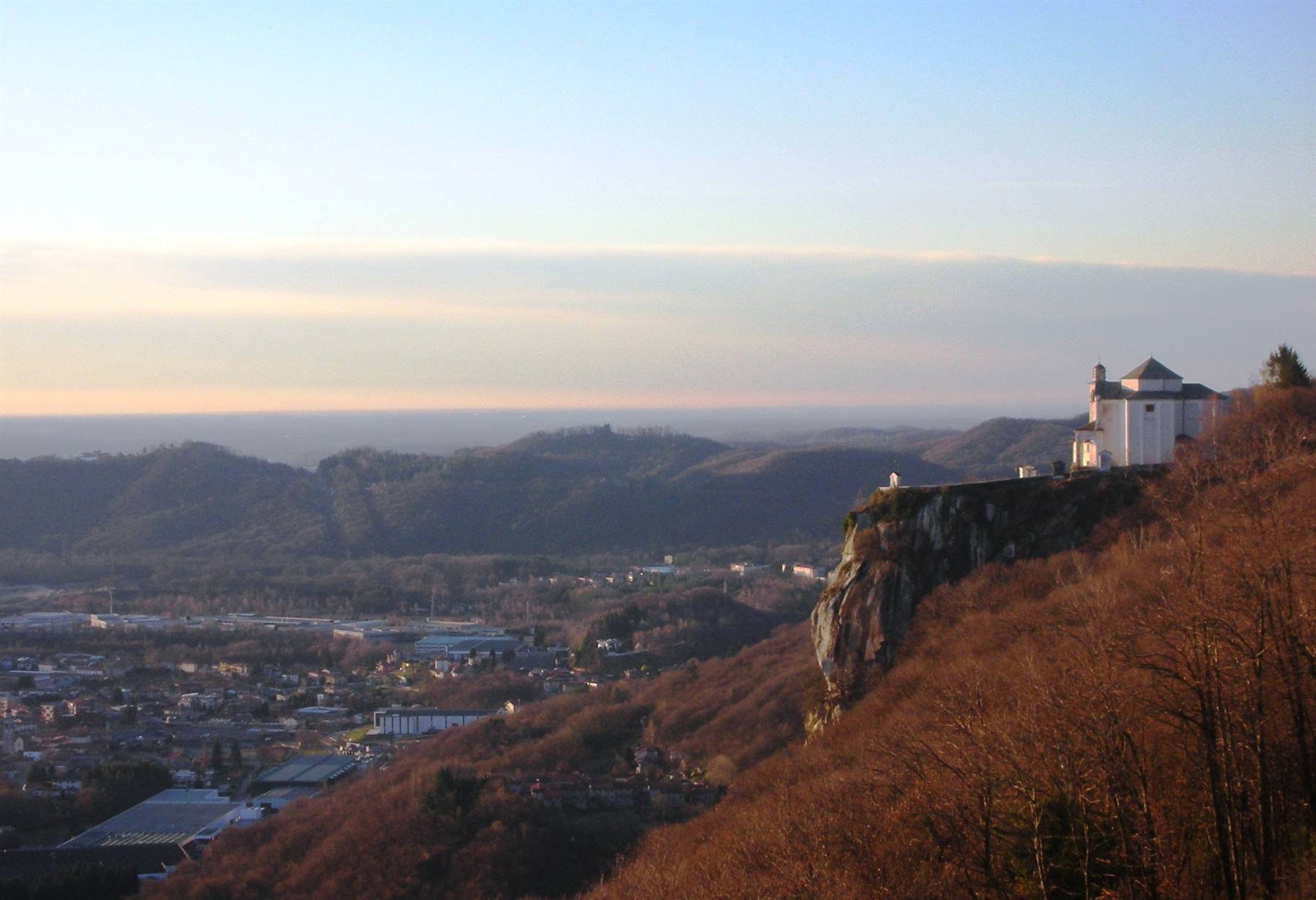 santuario madonna del sasso visto dall'hotel all'alba