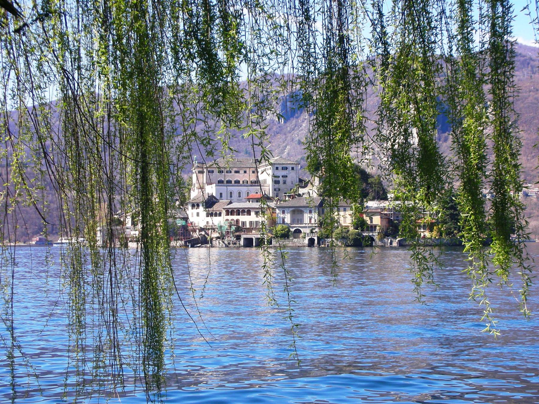 vista isola in sfondo da uno scorcio di orta