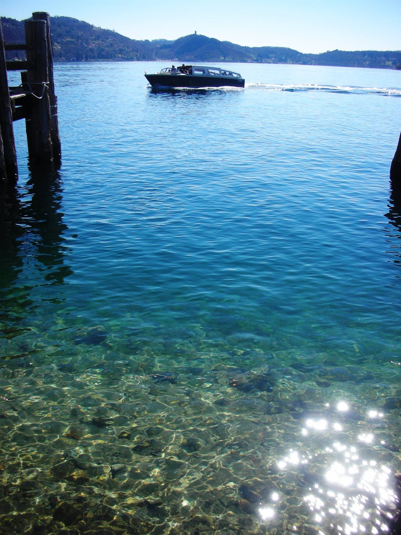 dall'isola di s.giulio, veduta lago e barca