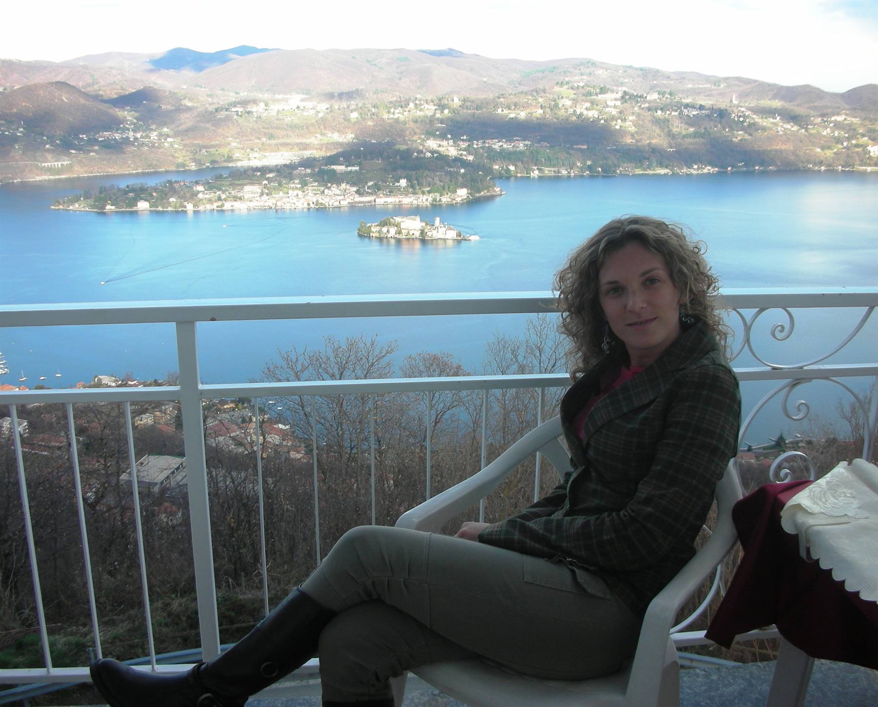 io sul terrazzo della stanza dell'hotel con isola in sfondo