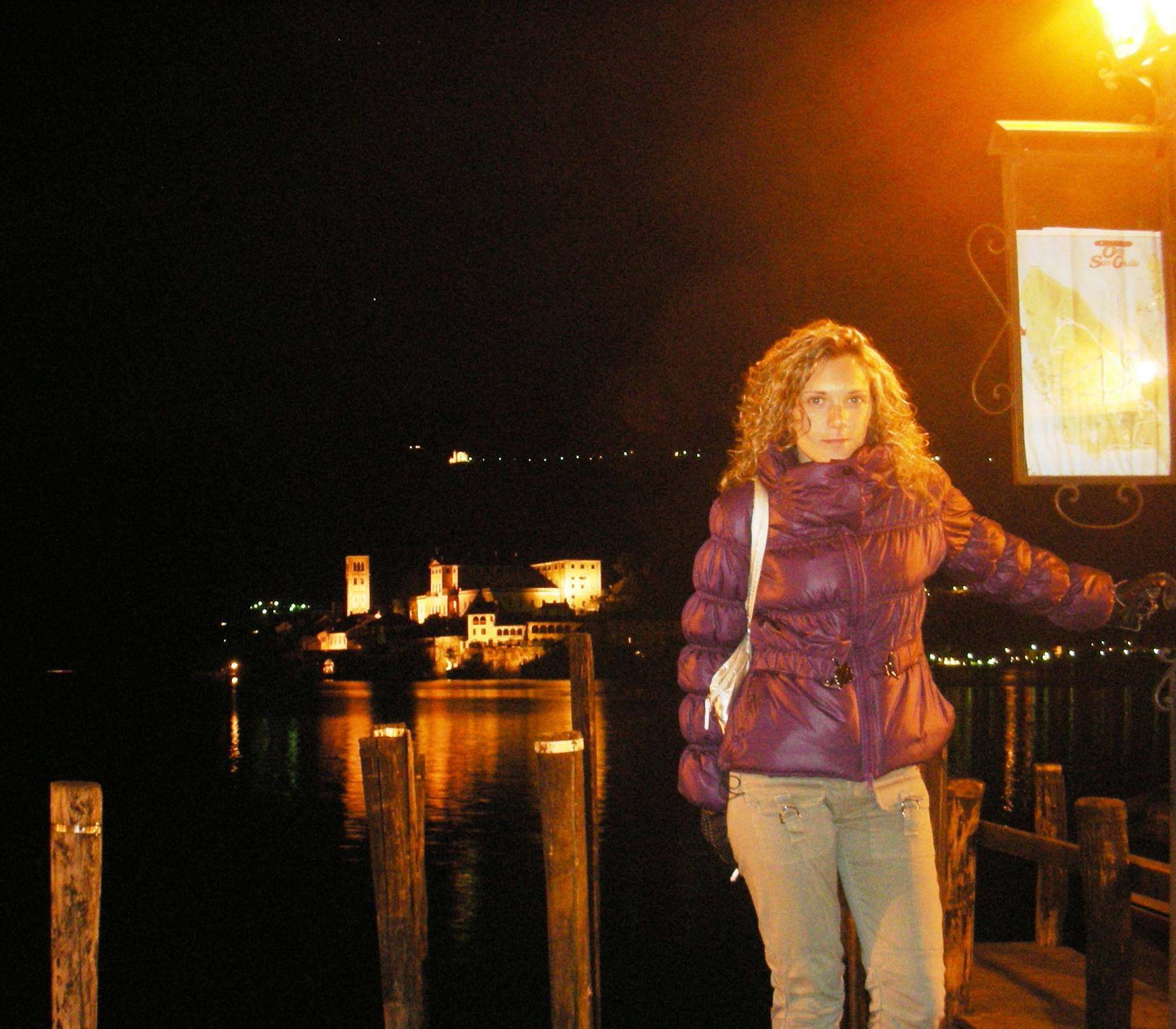 io di sera all'imbarcadero di orta con isola in sfondo illuminata