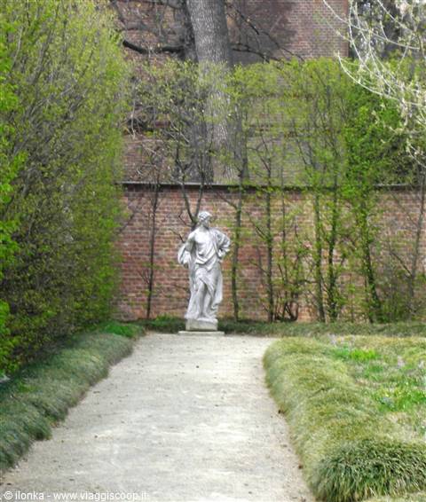 dettaglio statua nel primo piccolo giardino