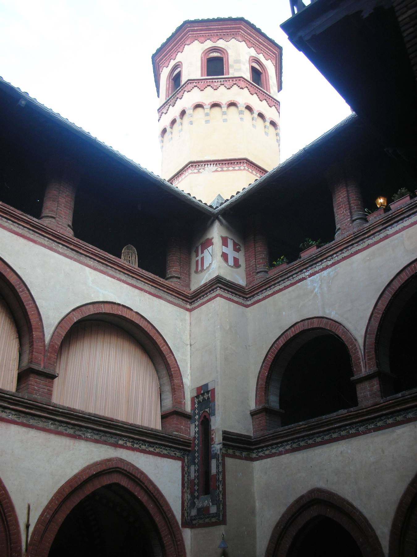 cortiletto interno con torretta