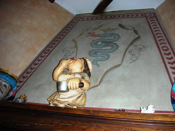 interno ristorante, arredamento sopra il camino