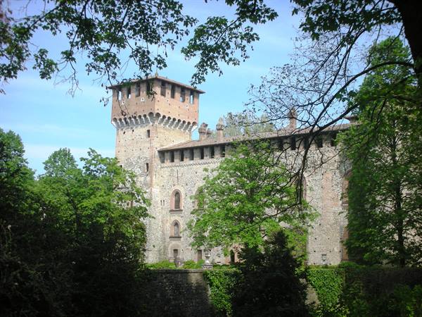 vista del castello Visconti dal parco