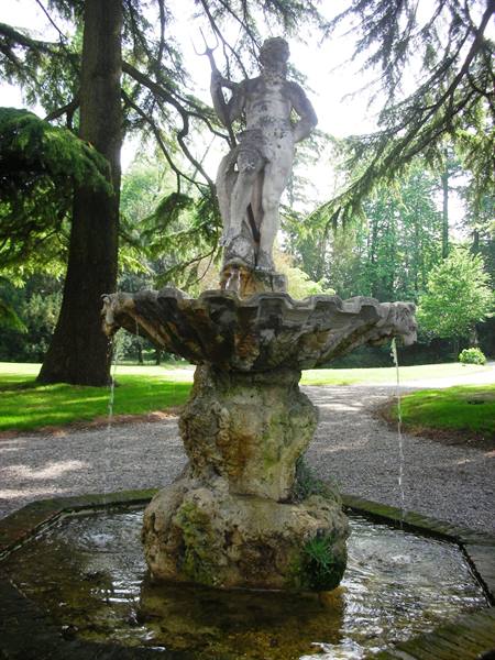 fontana di tritone nel giardo del castello